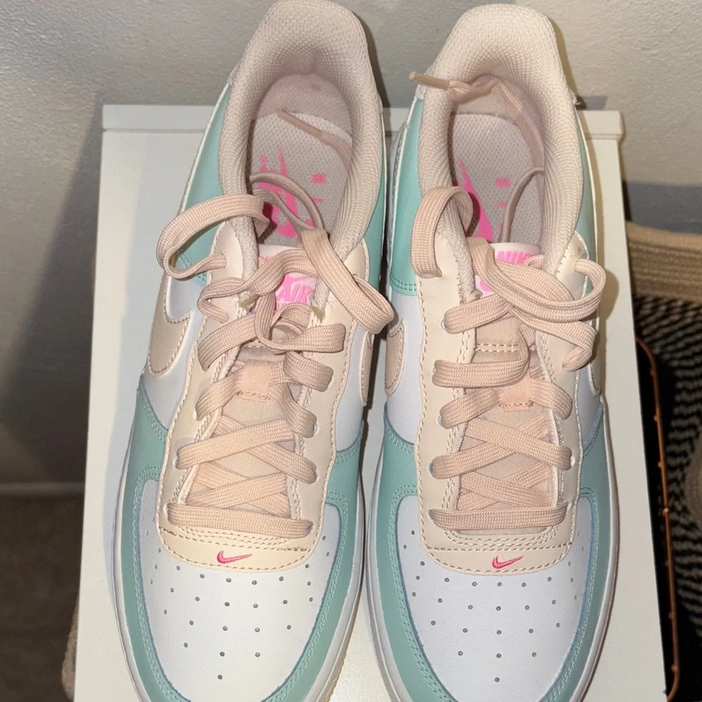 Nike Emerald Guava Ice Nike Boys size 6.5 Sneakers - Picture 3 of 16
